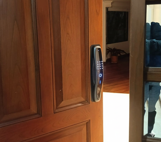 Cerradura Inteligente Digital WIFI Motorizada con Huella, Codigo, Control por APP, 5 Pasadores, CI-R01